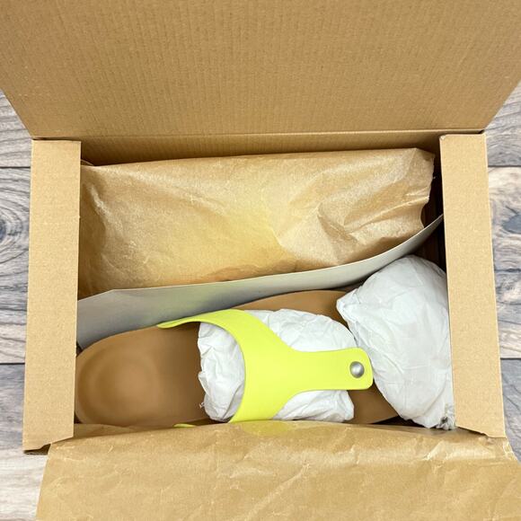 NIB Fitflop 9 Iqushion Leather Toe Post Sandals Flip Flops Studded Sunny Lime - Picture 8 of 12